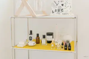 럭셔리 뷰티 컬렉션이 돋보이는 감성 선반